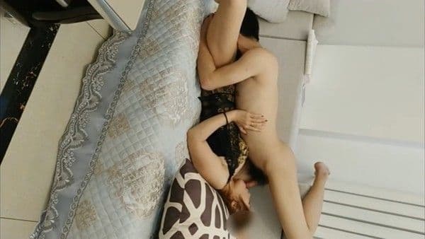 母子乱伦，骚妈和儿子沙发上互舔，后面儿子要求从后面操逼，骚妈趴着翘起屁股，让儿子插进去，还让插慢点，鸡巴太大，