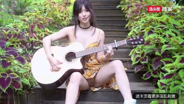 超高清，清纯女神淫荡反差，户外写真竟然没穿内裤还故意张开大腿