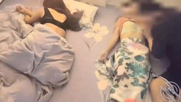 相依为命的母子在我姨背后和我妈疯狂做爱！这一次再度让我姨进入了深度睡眠状态，也是最后一次，这次我姨睡醒后和我妈说不知道怎么的，怎么睡也睡不醒，感觉身体特别的累..只能在心里默默的和她说一句对不起了，别怪我妈，要怪就怪我吧，我妈也是被我逼的，谁让我是个淫魔呢旁边有人的时候偷偷做爱是真的刺激，那种感觉可不是一般的爽