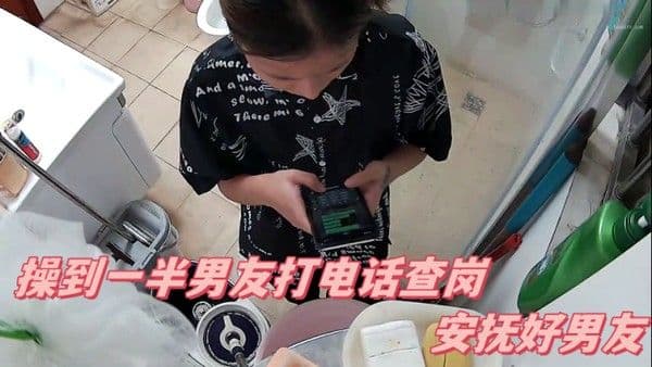 居家摄像头实.录出来约炮操到一半男友打电话查岗安抚好男友被绑炮椅上操
