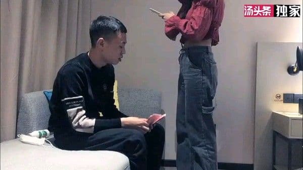 ①♣战狼行动探花黄先生上场甜美性感红裙妹子，近距离拍摄摸逼口交大力抽插猛操