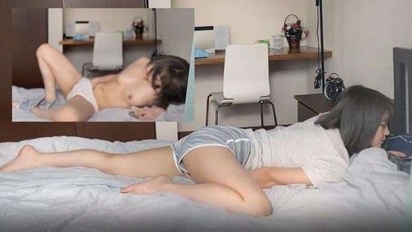 偷窥邻.家小姐姐寂寞难耐床上自慰