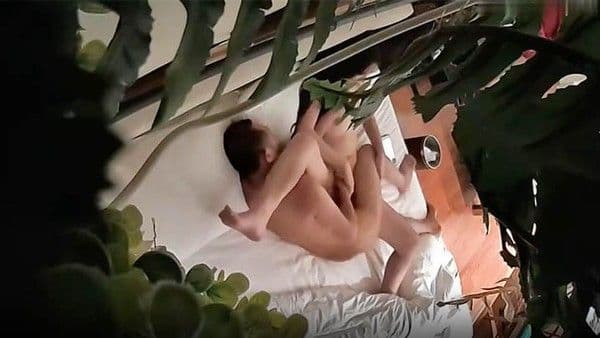 酒店摄像头连锁酒店客房偷拍老哥微信上约的上面服务来的外卖美女居.然很高分没有仙人跳身材脸蛋儿都很正点