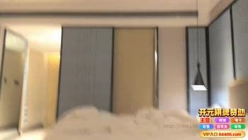 长发牛仔裤素颜嫩妹,舔奶调情骑乘猛操