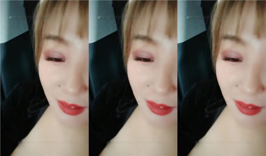人来人往的大街上，小骚货把腿挂车窗上 躲在车里用大黑牛自慰