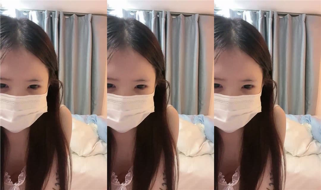 小虎牙，纯欲系美少女，全裸大尺度，震动棒玩嫩穴，翘起双腿抽插，自己慢慢享受，极度诱惑