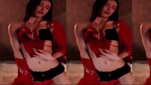 斗鱼艾可乐抹油露巨乳插乳沟双指插口脱衣舞超火定制
